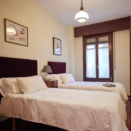 Nana In Parking En El Edificio アパート ビルバオ