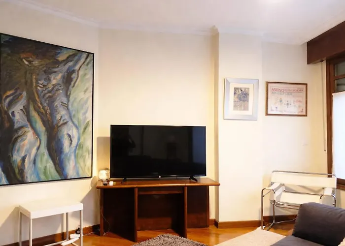 Nana In Parking En El Edificio アパート