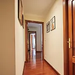 Nana In Parking En El Edificio Bilbao