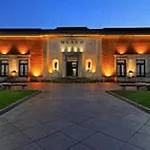 Nana In Parking En El Edificio Bilbao