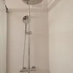 Nana In Parking En El Edificio