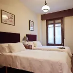 Nana In Parking En El Edificio