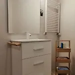 Nana In Parking En El Edificio Apartmán