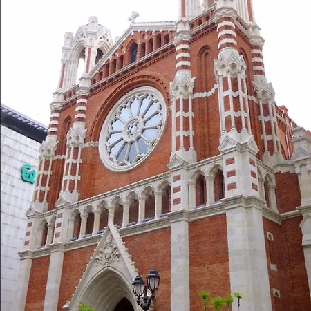 Nana In Párking En El Edificio Bilbao