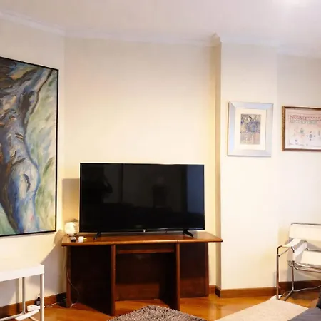 Nana In Párking En El Edificio Appartamento