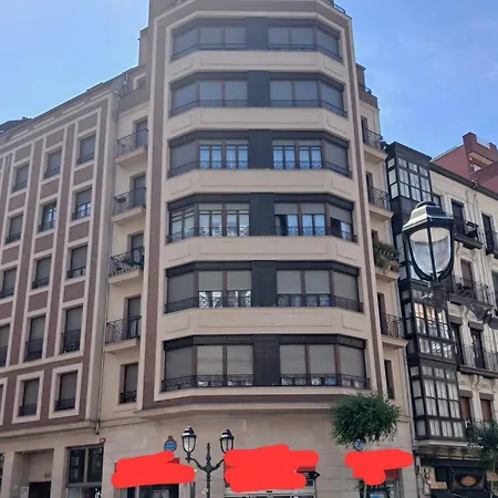 Nana In Párking En El Edificio *