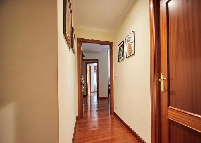 Nana In Párking En El Edificio Bilbao