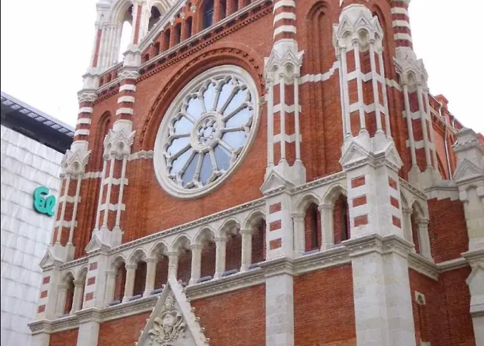 Nana In Párking En El Edificio Bilbao