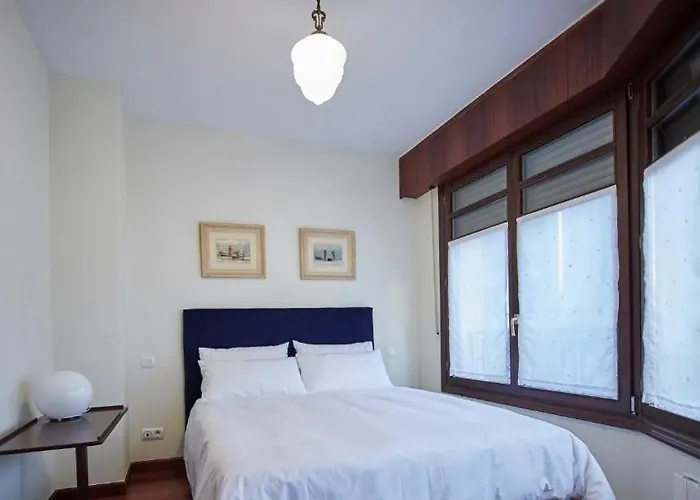 Nana In Párking En El Edificio *