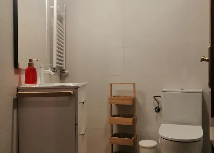 Nana In Párking En El Edificio Bilbao