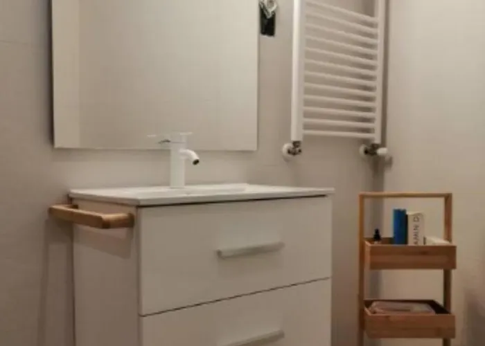 Nana In Párking En El Edificio Appartamento