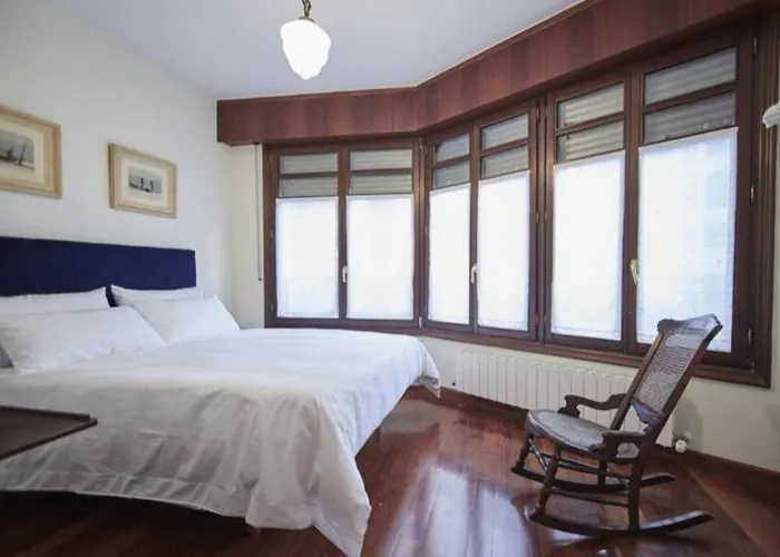 Nana In Parking En El Edificio * Бильбао